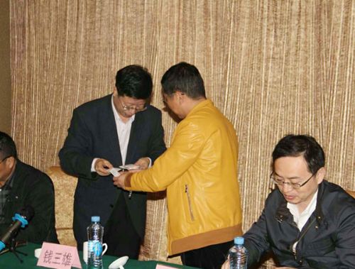 公司董事长王从南在江西（温州）商会年会上向温州市委副书记钱三雄递交企业经验交流材料。
